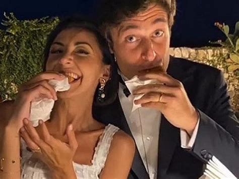 Lino guanciale apre con noi i cassetti che contengono i momenti più significativi della sua carriera e della sua vita privata. Lino Guanciale e Antonella Liuzzi, le festa di nozze ...