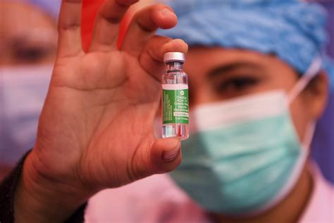 Astrazeneca has partnered with serum institute of india, the world's largest vaccine manufacturer, to deliver the indian government and many low and. Com intervalo de 12 semanas, eficácia da vacina da ...