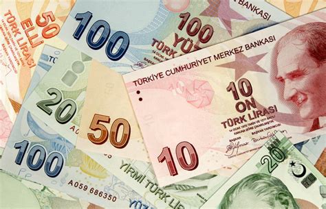 الليرة التركية تتراجع بشكل كبير مقابل الدولار وتنخفض بنسبة 15 في المئة بعد إقالة رئيس البنك المركزي. الليرة التركية تهبط لأدنى مستوى لها خلال 4 أشهر - أموال الغد