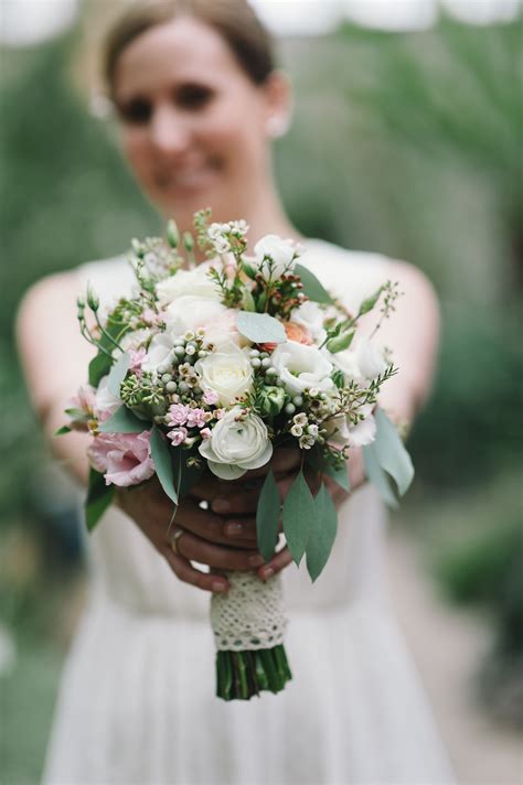 In unserer galerie findest du zu jedem farbmotto den passenden strauß! Vintage! Brautstrauß für die Vintage Hochzeit im Sommer ...
