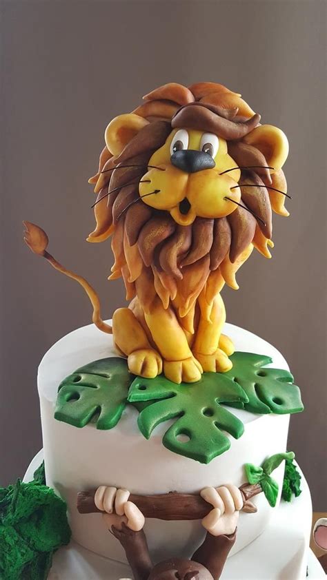 Het is mogelijk om met twee personen tegelijk in de keuken te staan, er is zeker genoeg werkruimte. Safari birthday cake | Safari kuchen, Kuchen baby ...