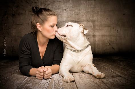 Sienna fragt ihn, ob er warten will. Tierfotos & Pferdefotos in Pinneberg und Hamburg