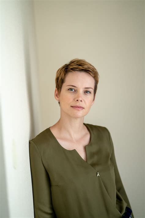Her parents divorced when she was five. Andrea_Osvart_Alan_Ovaska_050 - SPIELKIND