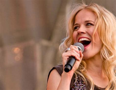 Inmiddels is ze de best verkopende nederlandse countryartiest aller. Ilse Delange berichtet über ihre Teilnahme an "Sing meinen ...