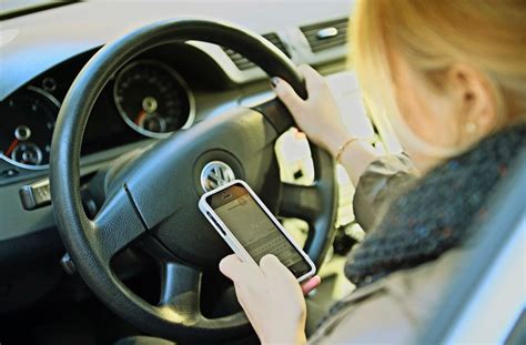 Seit wann gibt es smartphones und wie haben sie sich entwickelt? Smartphones im Straßenverkehr: Wann Autofahrer das Handy ...