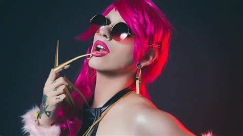 Es cosplayer y drag queen, trabaja de eso y es un influencer de las redes sociales, donde es conocido como dyhzy. Estanislao Fernández, o filho drag queen de candidato à ...