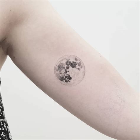 Dies sind großartige tattoos für jeden mann, der sich wie ein einsamer wolf fühlt. Pin von Rebeca Ibañez auf Tatoos in 2020 | Mond tattoo ...