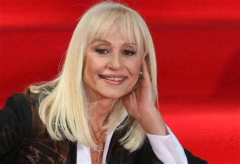 Raffaella carra — quiero cantar una canción 03:39. Vento in poppa per Raffaella Carrà: dopo la proposta ...