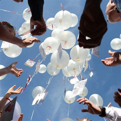 Jetzt hab ich schon oft gelesen, dass die karten nur ne bestimmte dicke haben dürfen, denn wenn sie zu schwer sind, steigen die ballons nicht hoch. Hochzeit Ballone mit Karten steigen lassen, Luftballonkarten für Gutscheine und Glückwünsch ...