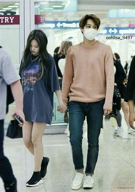 Korean news agency dispatch rang in the new year with their annual revelation of korean celebrities who are dating with exclusive photos of kai and jennie taking a romantic stroll at night. Chanyeol X Jisoo