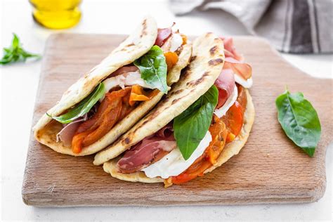 Con la piadina integrale con olio extravergine de il viaggiator goloso puoi gustare a casa tua la versione integrale di un classico della riviera romagnola. Piadina all'olio con peperoni speck e mozzarella, semplice ...