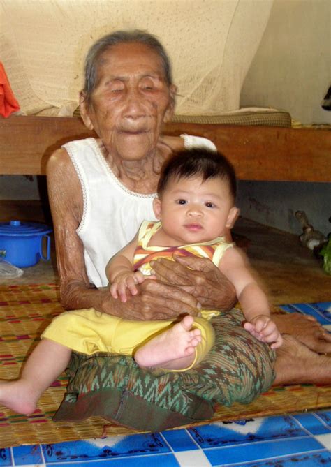 Deux femme un homme, alanah rae. Photo vieux et jeune - vièlle femme avec un bébé - Photos ...