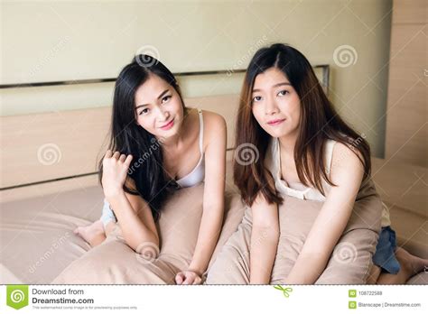 Watch shagging an amateur online on youporn.com. Pares Lesbianos Asiáticos Jovenes De Las Mujeres En Cama ...