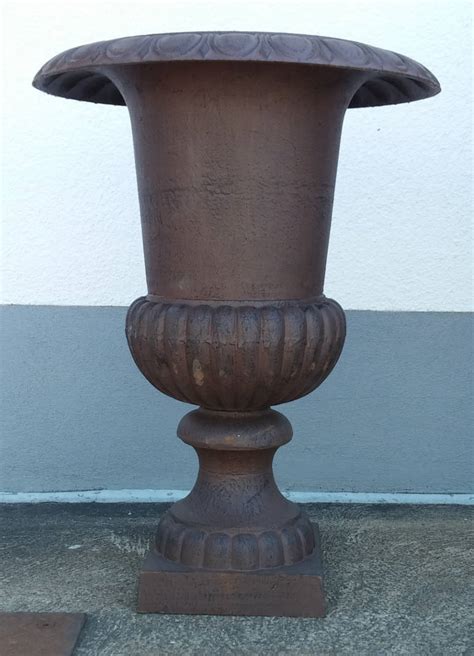 Sie finden bei uns eine grosse auswahl an amphoren, wasserspeier, brunnen, skulpturen, kerzenleuchtern. grosse Amphore 100cm antik braun auf Garten Passion.