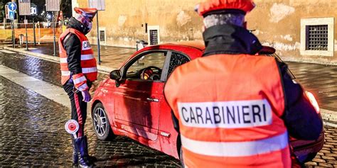 Molte le risposte del governo alle domande che gli italiani si stanno facendo in questi giorni per non violare le disposizioni introdotte con il dpcm del 14 gennaio 2021, in vigore dal 16 gennaio fino al 5. Nuovo Dpcm 16 gennaio, cosa si può fare: consentite le visite ai parenti?