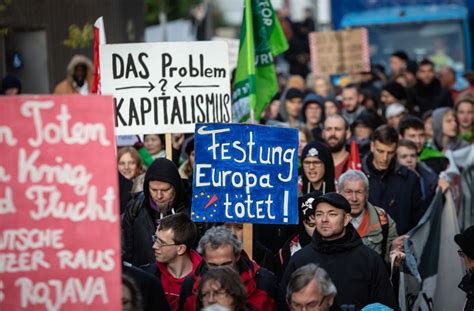 Der demozug in stuttgart ist mindestens eine halbe stunde vorbeigezogen. Stuttgart: Demo-Teilnehmer fordern humanen Umgang mit ...