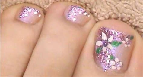 Diseños de uñas para los pies un poco más juveniles. Cómo pintar un diseño floral en las uñas de los pies