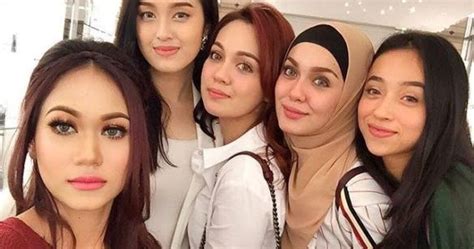 Dia mula bercerita, abang tahu tak, saya dan beberapa orang adik beradik lain tidak tahu yang ayah. Dalam Adik-Beradik, Anak Sulunglah Yang Paling Banyak ...