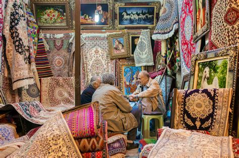 Teppiche, die von den dörfern und verschiedenen stämmen des iran gewebt wurden, zeichnen sich durch feine wolle, leuchtende und kunstvolle farben und spezifische, traditionelle muster aus. Traditionelle Iranische Teppiche Kaufen In Vakil-Basar ...