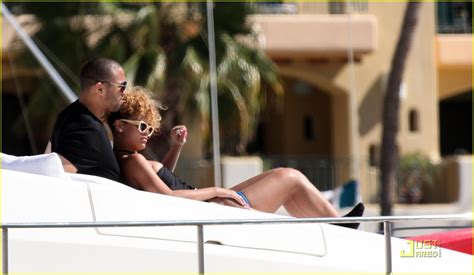 American singer rihanna's boyfriend matt kemp is moving in with her. Rihanna & Matt Kemp: Cabo Cuddling: Photo 2406754 | Matt ...