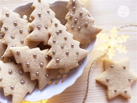 Foderatela placca con l'apposita carta, trasferitevi i biscotti e cuoceteli in forno caldo a 175° per 20 minuti, devono restare pallidi, quasi bianchi. Biscotti natalizi con zenzero fresco, cannella e noci ...