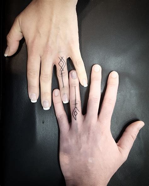 Trouvez les meilleures images qui peuvent vous inspirer. Couple Finger Tattoo - Blurmark