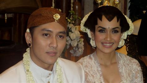 Perasaan cemas akan akad nikah pun hilang, widi pun kini resmi menjadi istri ku. Cerita 6 Artis Yang Gagal Lakukan Malam Pertama, Kenapa Ya??