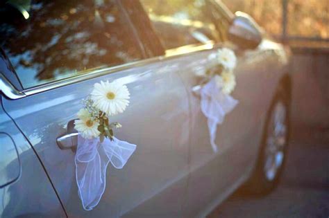 Accesoriza tu coche de una manera muy. ...y una flor: Decoración del coche de los novios