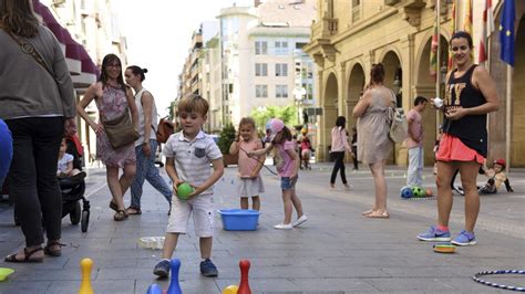 Hubo un tiempo, no demasiado lejano, en el que los niños podíamos jugar en la calle sin miedo a que nos atropellara un coche, a que nos rondara un pederasta o a pincharnos con una jeringuilla. Casi 4.000 niños de Huesca saldrán a jugar a la calle sin ...