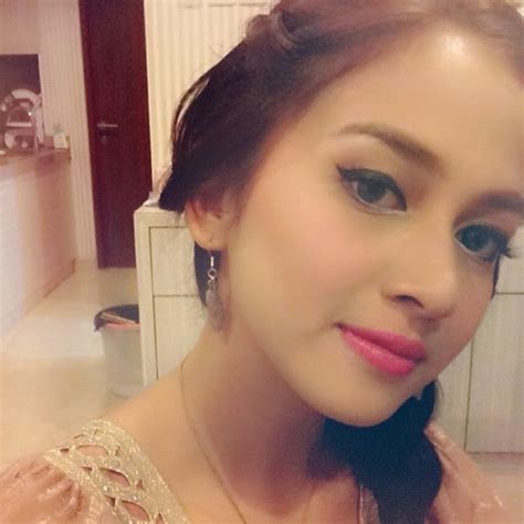 Gadis korea mualaf berhijab ini hebohkan media sosial. Koleksi Foto Selfie Artis Cantik Nina Zatulini - Selfie Photos