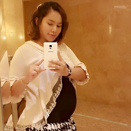 Elly mazlein tetap kunci mulut status pertunangan. Elly Mazlein Teruja Ingin Sambut Bayi Pertama Mac Ini