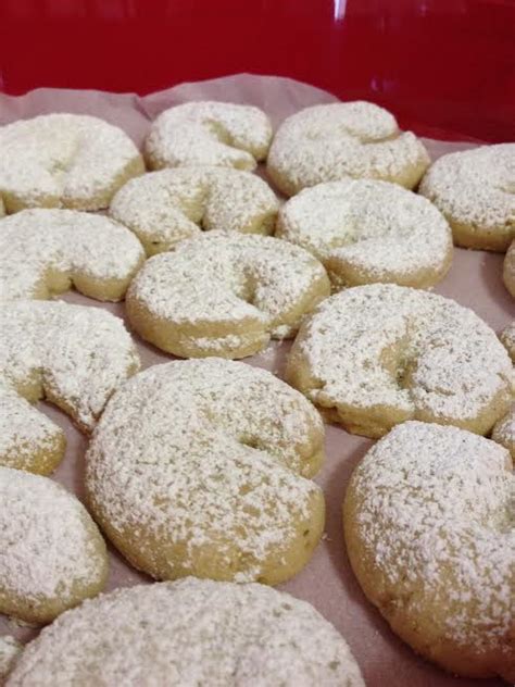 With all that jam peaking out of the little holes and the generous dusting of icing sugar on. Vanillekipferl Austrian Christmas Cookies / Vanillekipferl ...