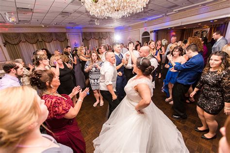 The details of a wedding reception are often the touches that distinguish a wedding and show the unique personality of the bride. Off-Camera Lighting for Wedding Receptions