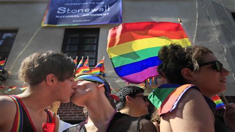 Este día se realizan una serie de eventos que cada año los colectivos lgbt celebran de forma pública para instar por la tolerancia y la igualdad de los gays, lesbianas. ¿Por qué se celebra el Día del Orgullo Gay el 28 de junio ...
