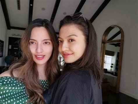 Check spelling or type a new query. Pamer Foto dengan Raline Shah, Nia Ramadhani malah Dicibir Kalah Cantik