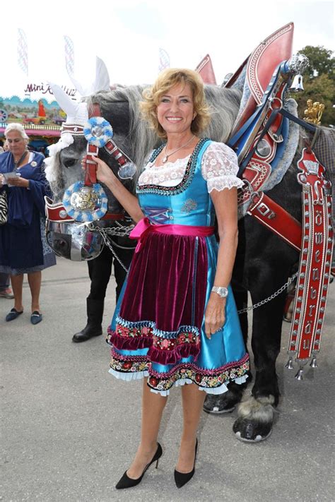 Effenberg war gerade vom oktoberfest gekommen, wo er den 50. Oktoberfest 2018: Claudia Effenberg trägt Dirndl-Schleife ...