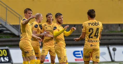 Glimt is known for the yellow kits and the huge yellow toothbrushes that the supporters carry to the matches — a supporter symbol from the 1970s. Kampreferat Bodø/Glimt - Sarpsborg 08 / Bodø/Glimt