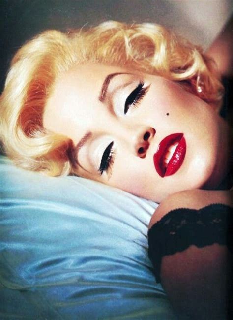 She died of a drug overdose in 1962 at the age of 36. Marilyn look alike | Marilyn monroe makeup, Marilyn ...