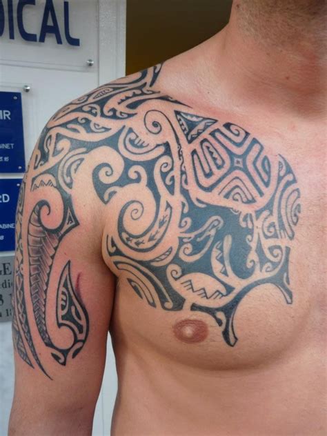 Tatuaje maoríes en el hombro y pecho. 260 Tatuajes Maories para Hombres diseños y significados ...