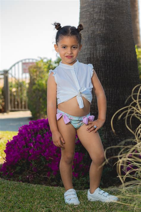 En gocco.es encontrarás el traje de baño perfecto para que tu hija sea la más mona en la playa o en la piscina. Culetín niña de flores malva con un diseño unico y exclusivo