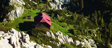 Osnovu parka čini masiv planine risnjak, s vrhom na 1528 metara,a 1997 godine. NP RISNJAK, LOKVARSKO JEZERO I SPILJA LOKVARKA - Niba Tours