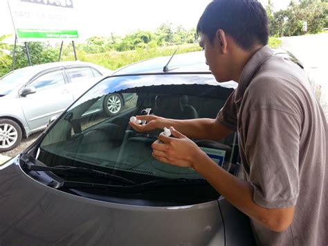 Hai semua hari ni, saya nak share pengalaman tukar cermin kereta yang pecah akibat terkena batu. ::Blog Abah Careno::: Repair Cermin Kereta Pecah Murah