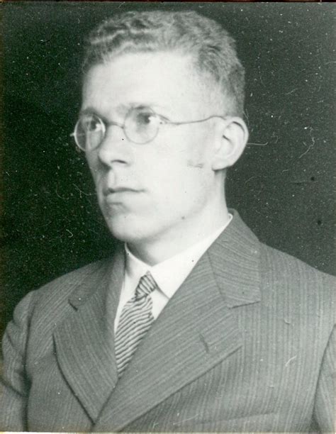 He noticed that their intelligence levels were normal, but the children lacked nonverbal communication skills and failed to display empathy for their peers. Autismusforscher Hans Asperger schickte Kinder in den Tod ...