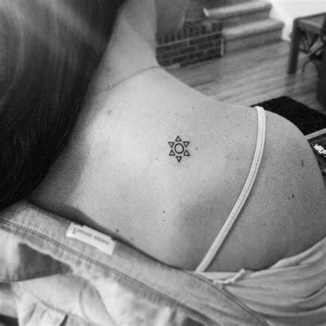 Thông thường, tattoo mini ở vai dành cho các cô nàng để thể hiện sự ngọt . Hình Xăm Trên Vai Nữ, Nam Đẹp Nhất ️ Tattoo Mini Ở Vai