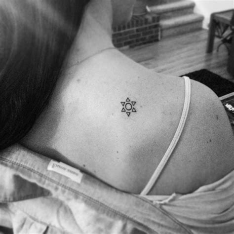 Những hình tattoo đẹp luôn khiến các cô nàng bị đốn tim dạo gần đây, bên cạnh những hình xăm nhỏ xinh ở cổ tay thì vai cũng là nơi được nhiều cô nàng lựa chọn gửi gắm những hình xăm. Hình Xăm Trên Vai Nữ, Nam Đẹp Nhất ️ Tattoo Mini Ở Vai