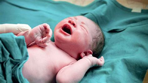 Ri, (2005) bayi baru lahir normal adalah bayi yang lahir dengan umur kehamilan 37 minggu sampai 42 minggu dan berat lahir 2500 gram sampai 4000 gram. Bayi Lahir dari Rahim Cangkokan Orang Meninggal | RADAR Banyumas