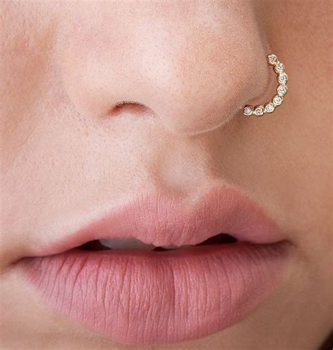 Ce piercing de nez est constituer d'une barre courbé en titane anodisé de couleur et d'un oxyde de zirconium blanc diamant. Diamond Nose Ring Diamond Piercing Diamond Nose Hoop by ...