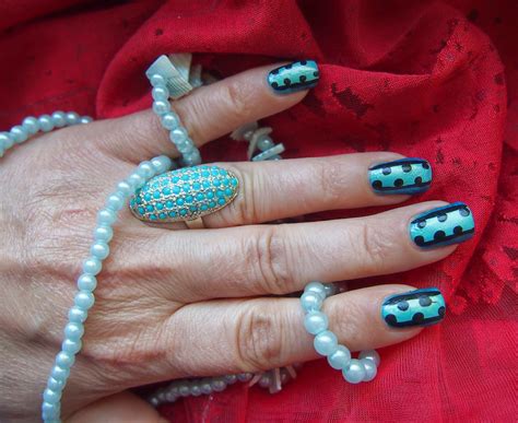 Wenn er trocknet, können sie mit dem ausgewählten nageldesign beginnen. Nageldesign Anleitung Für Anfänger