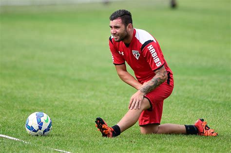 El sao paulo brasileño anunció el fichaje del lateral izquierdo chileno eugenio mena, que defendió la selección de su país en el mundial de brasil 2014 y se coronó. Bauza troca Carlinhos por Mena em primeira alteração no ...