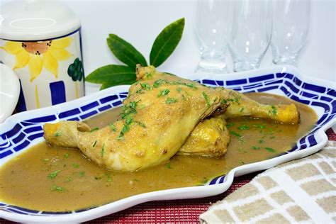 Maybe you would like to learn more about one of these? Pollo con salsa de cerveza y cebolla (3/5)